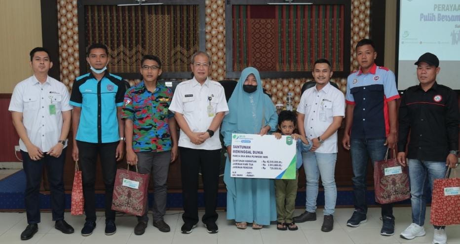 Peringati Hari Buruh, BPJS Ketenagakerjaan Siak Bagikan Peket Sembako dan Santunan Kematian