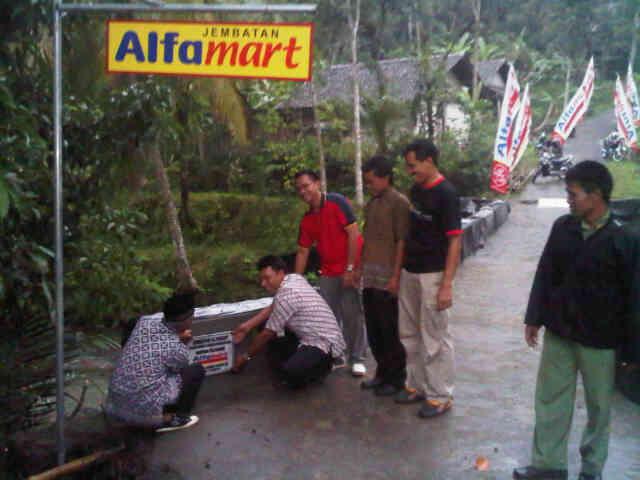 Jembatan Alfamart di Desa Tarai Bangun Diresmikan