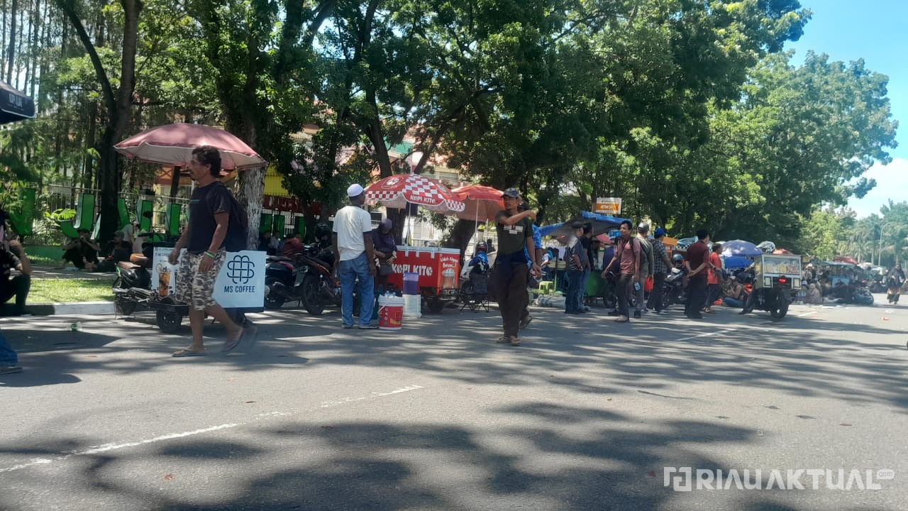 Demo Warga TNTN di DPRD Riau Jadi Ladang Rezeki PKL