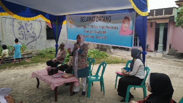 Usai Reses Roem Diani Dewi Langsung Ajak Dinas PU Tinjau Saluran Air