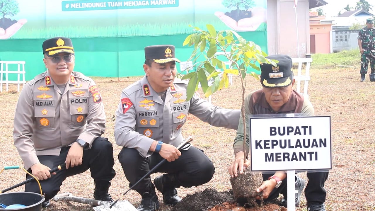 Kapolda Riau Tanam Pohon di Meranti, Bupati Asmar Ajak Jadikan Penghijauan Gaya Hidup