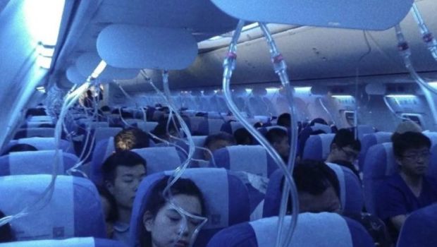 Astaga! Pilot Asyik Isap Rokok Elektrik, Pesawat Jatuh 10.000 Kaki