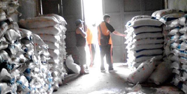 Polisi Gerebek Gudang Berisi 11 Ton Pupuk Bersubsidi