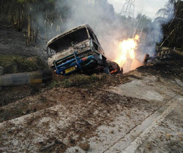 Ditabrak Truk Kepala Sawit, Pipa Chevron Meledak