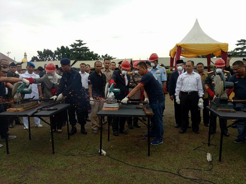 Senpi Sitaan Dipotong-potong Pada Ultah Brimob ke-72 di Riau