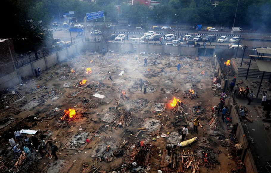 Karena Kehabisan Ruangan, Krematorium di India Bakar Jenazah di Taman dengan Kayu Bakar