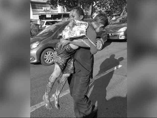 Pilu ! Seorang Anak Jadi Korban Ledakan Bom Surabaya, Masih Kenakan Tas Saat Evakuasi