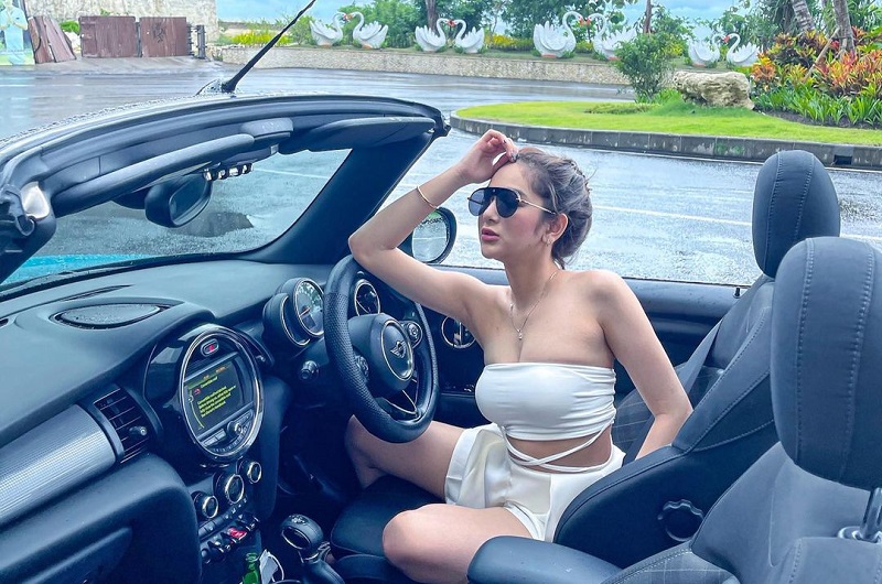 Pose Seksi Hana Hanifah Pakai Bra Kemben, Netizen: Awas Melorot!