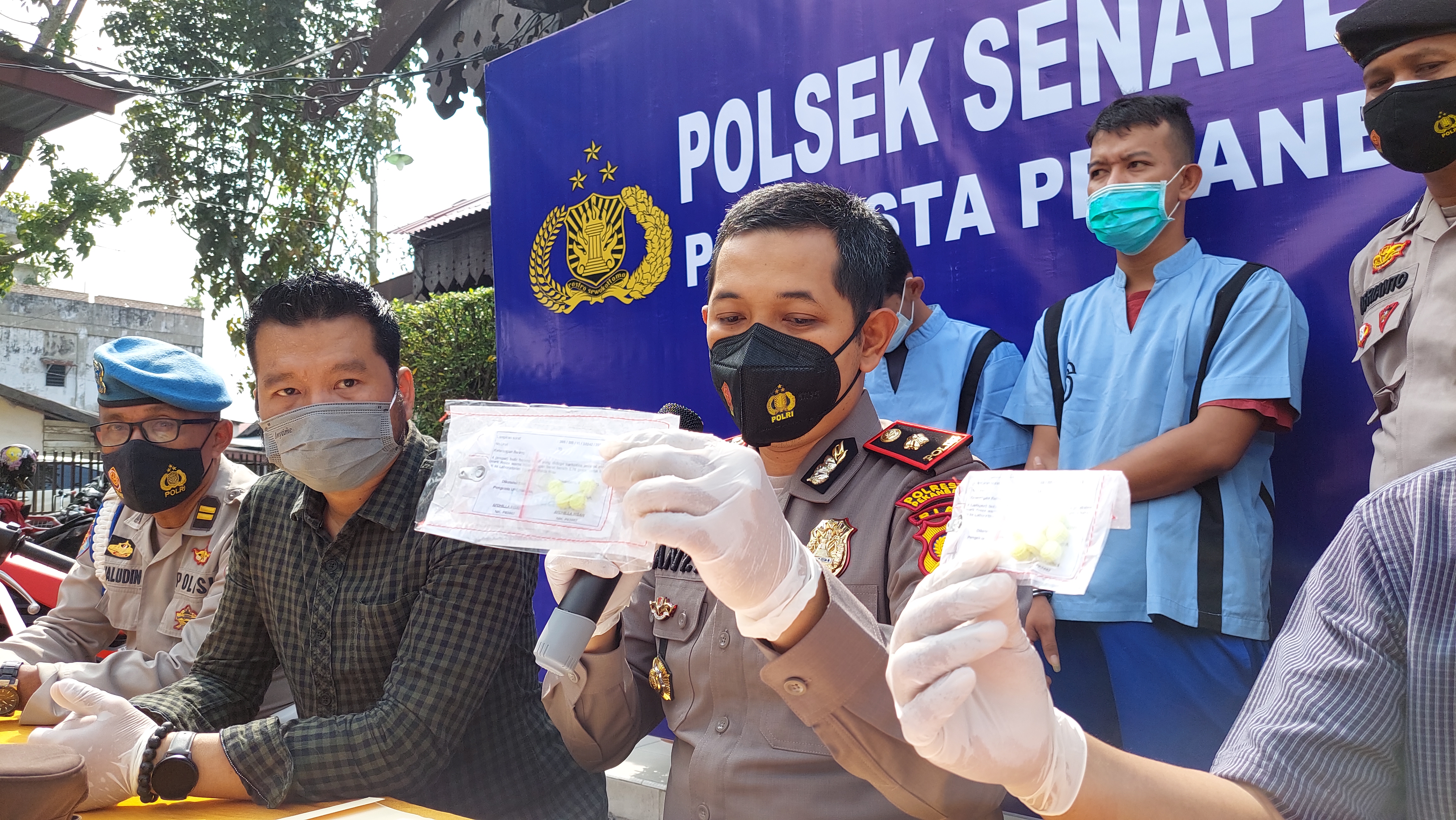 Tangkap Dua Pengedar, Polsek Senapelan Sita Diduga Ekstasi Bentuk Baru