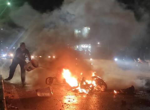 Tabrak Mobil Dari Belakang, Sepeda Motor Meledak, Pengendara Terbakar