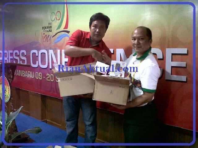 PB PON Riau Terima 100 Unit Handphone dan Modem dari Smartfren