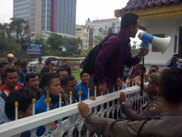 Pendemo Minta Walikota Pekanbaru Mundur Dari Jabatan