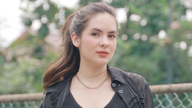 Steffi Jalan-Jalan Manja di Pantai, Bawa 4 Bodyguard!