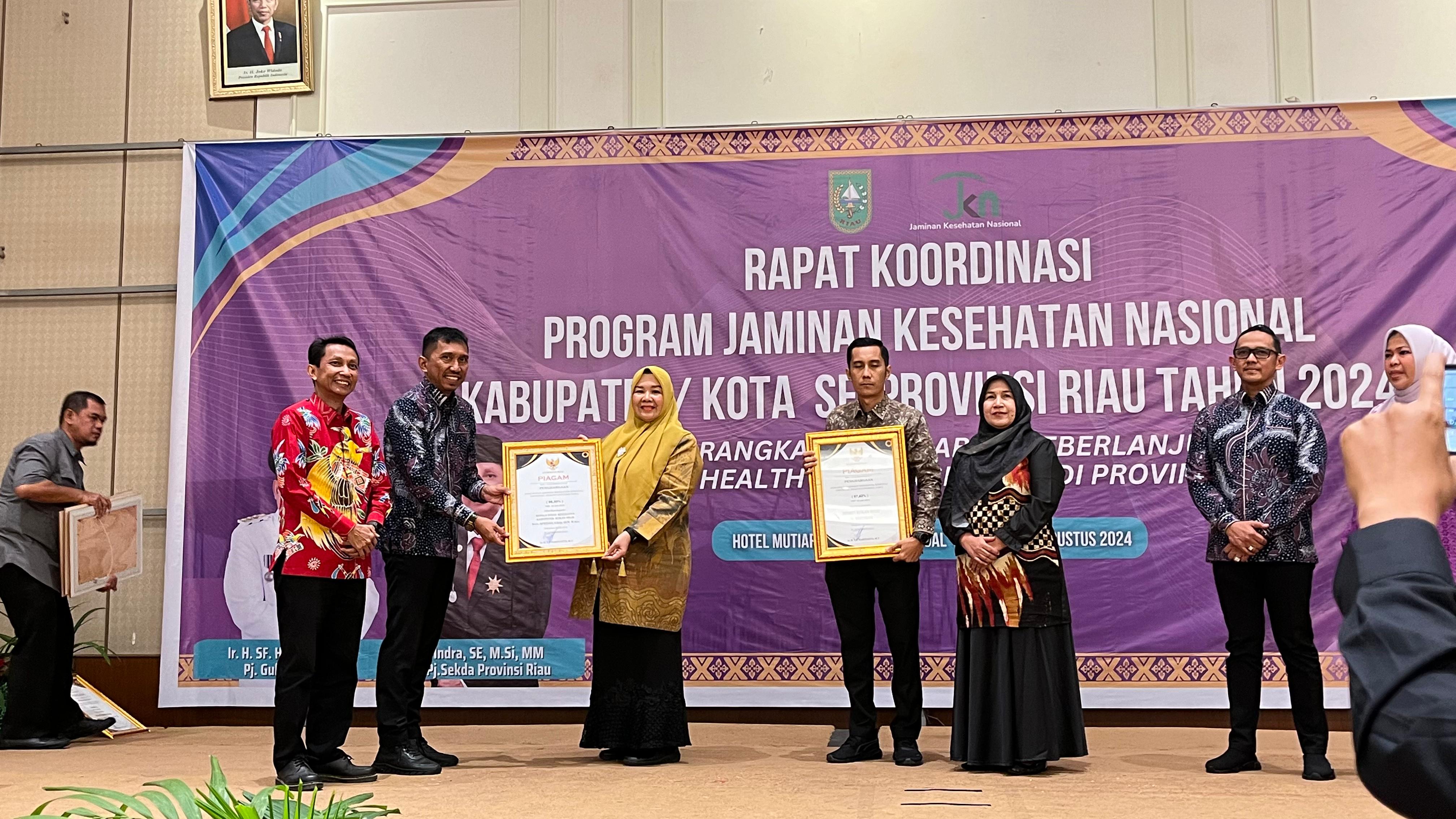 Bupati Rokan Hilir Terima Penghargaan UHC dari Gubernur Riau