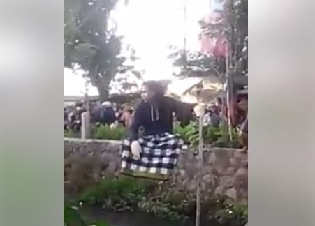 Geger! Pria Gondrong di Sidoarjo Duduk Melayang di Atas Sungai, Ini Vidio nya