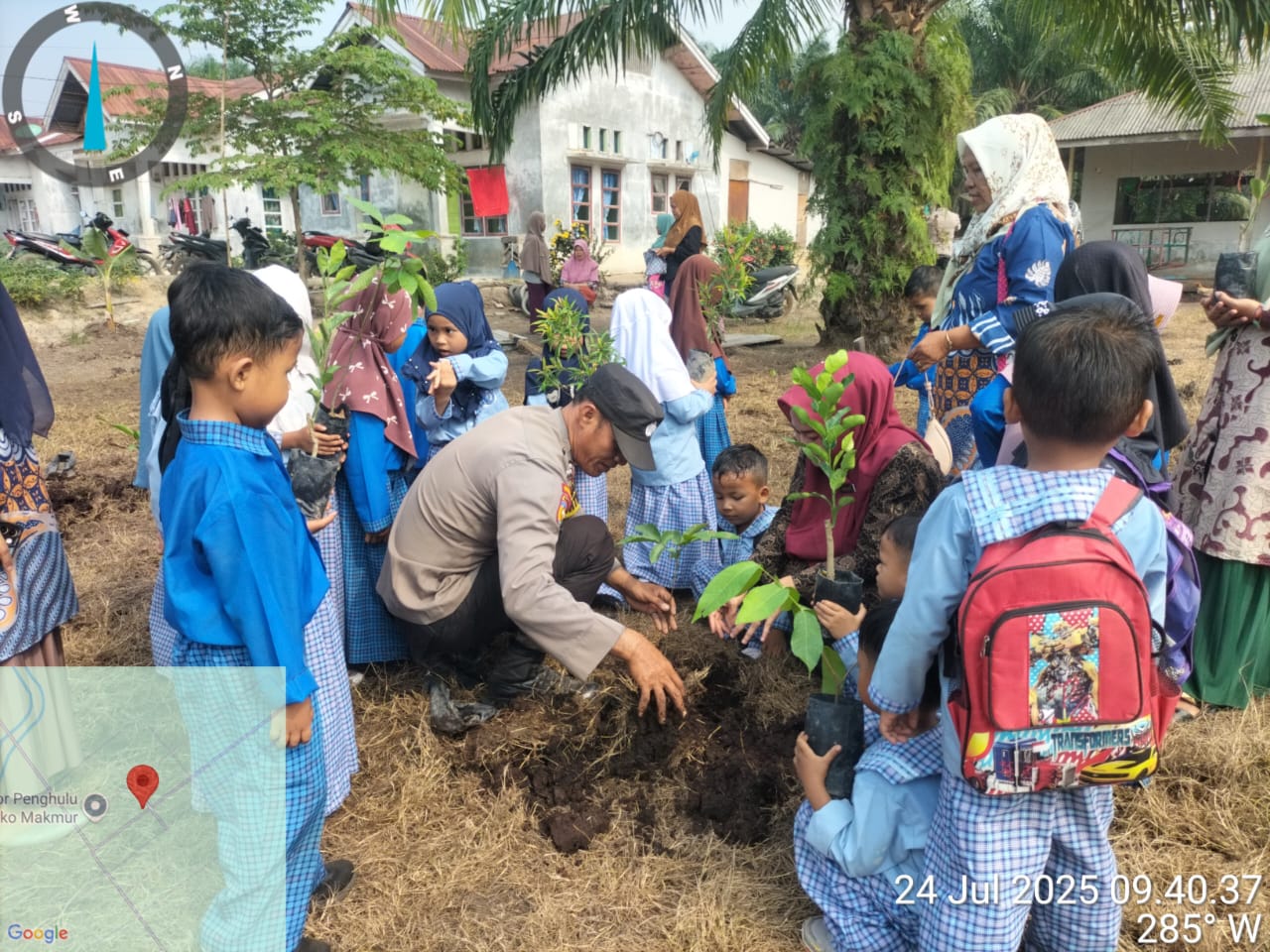 Polsek Bangko Pusako Tanam Pohon Bersama Siswa PAUD, Dukung Program Green Habits Policing