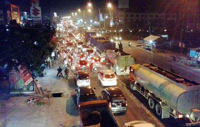 Dishub Pekanbaru Pasang Marka YBJ Di Jalan Yang Kerap Macet
