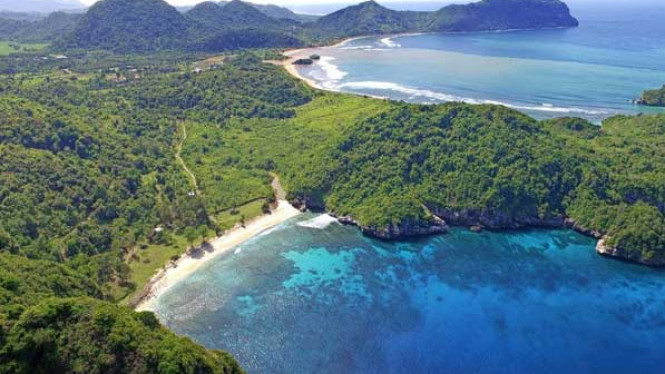 Pesona Pantai Lawar yang Eksotis di Sumbawa Barat