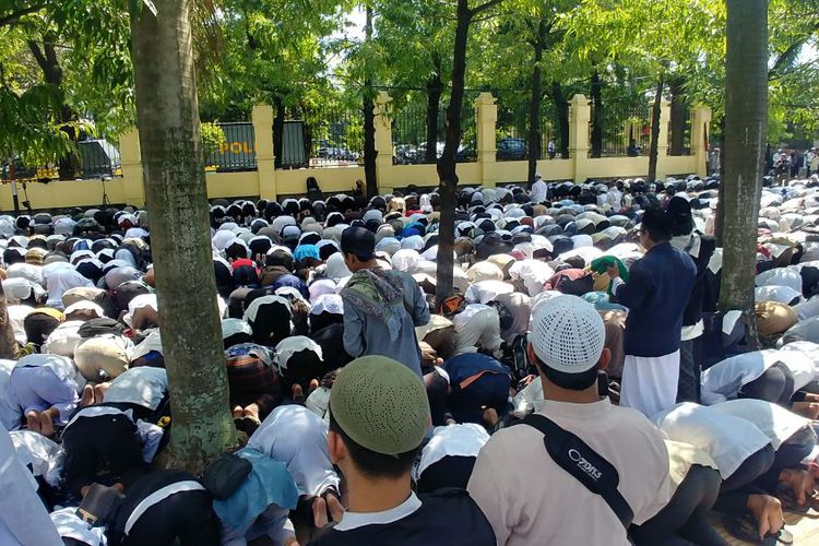 Gugatan Ditolak, Massa Pendukung HTI Sempat Lesu Namun Kemudian Sujud Syukur