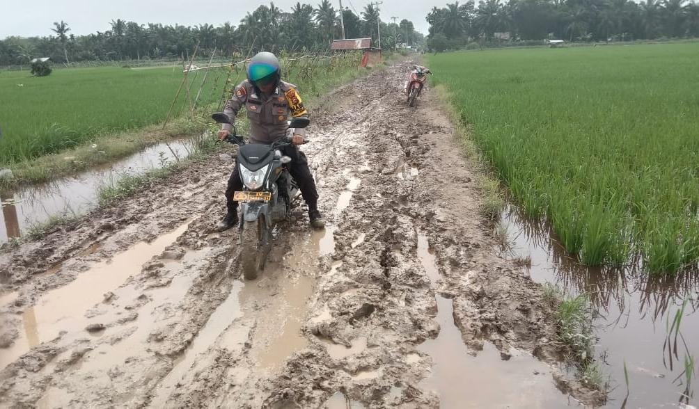 Tempuh Jalan Berlumpur, Polsek Kempas Sampaikan Pesan Pemilu Damai