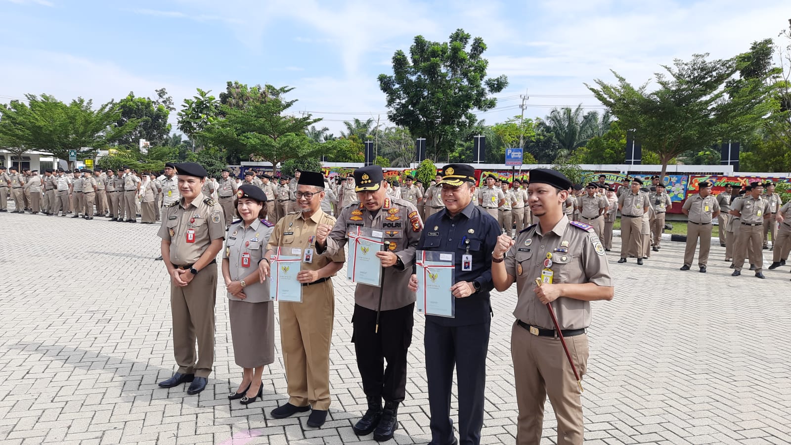 Pemko Pekanbaru Terima Tujuh Sertifikat Aset dari BPN