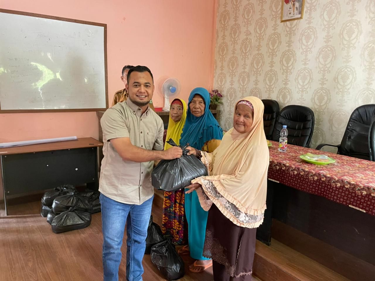 PWI Bengkalis Bagikan Bapokting di Siak Kecil, Camat Berikan Apresiasi