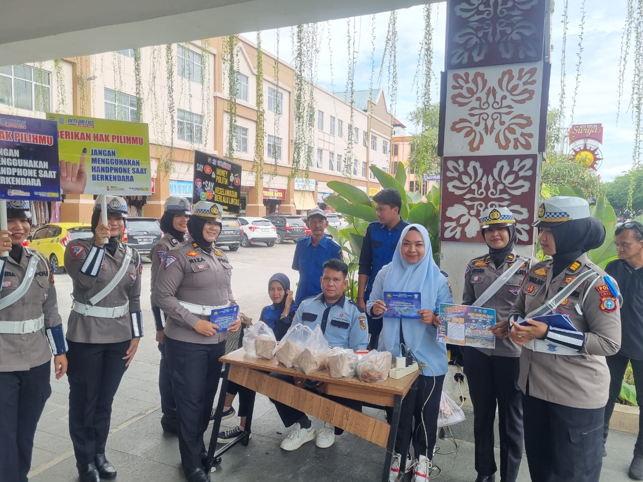 Tim Satgas Zebra Lancang Kuning 2024 Edukasi Pedagang STC Pekanbaru Untuk Pilkada Damai