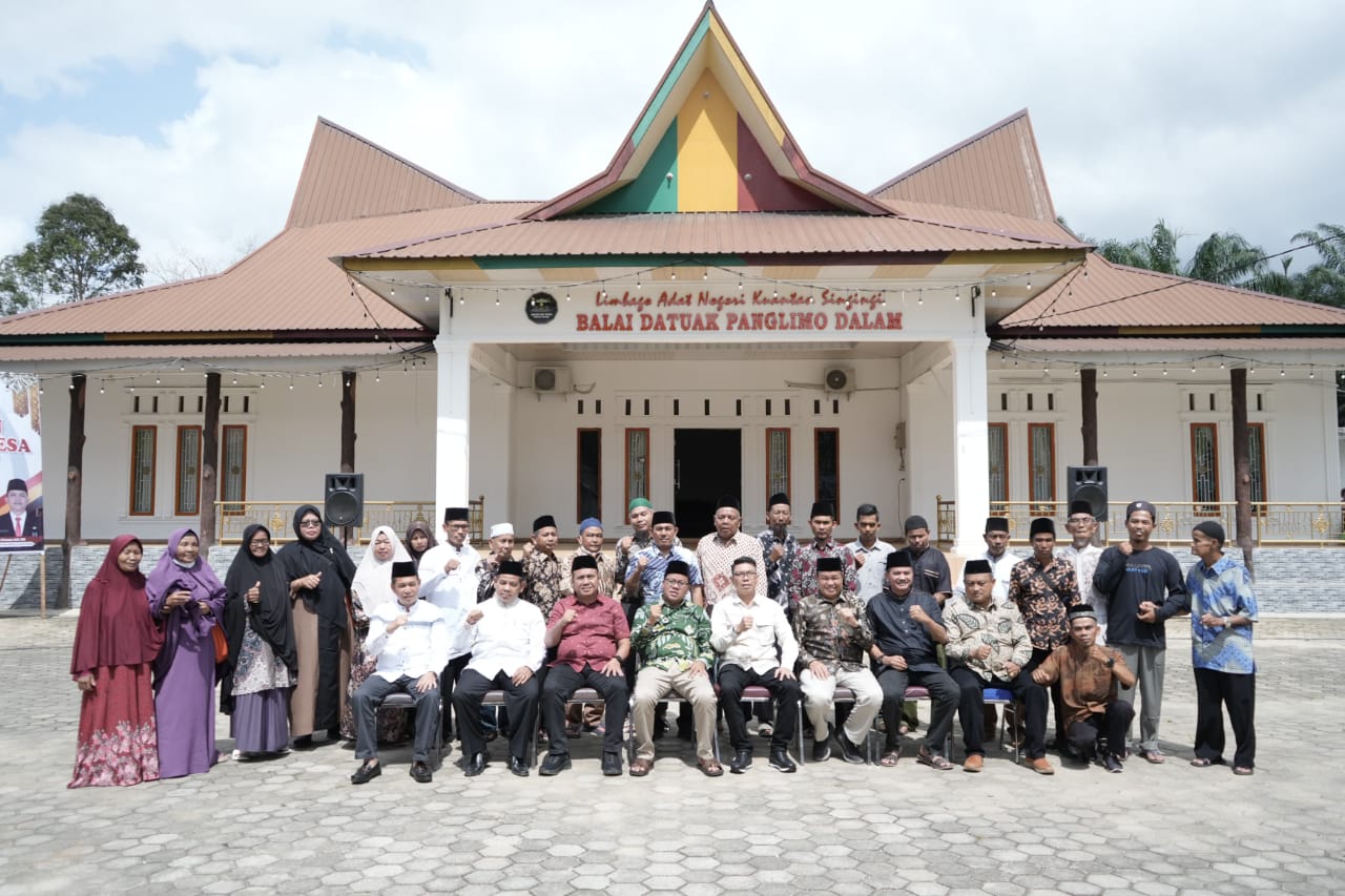 Bupati Kuantan Singingi Lepas Keberangkatan Jamaah Umroh dari Program Pemerintah Daerah