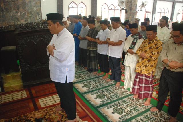 Jon Erizal Menjadi Imam di Mesjid Buatan