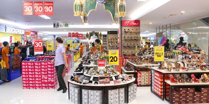 Isak Tangis Karyawan Ramayana Depok Terkena PHK Akibat Wabah Corona