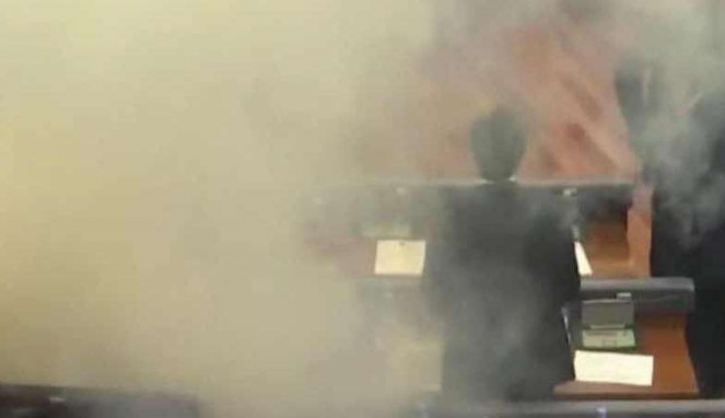 Brutal, Anggota DPR Lempar Gas Air Mata di Ruang Rapat