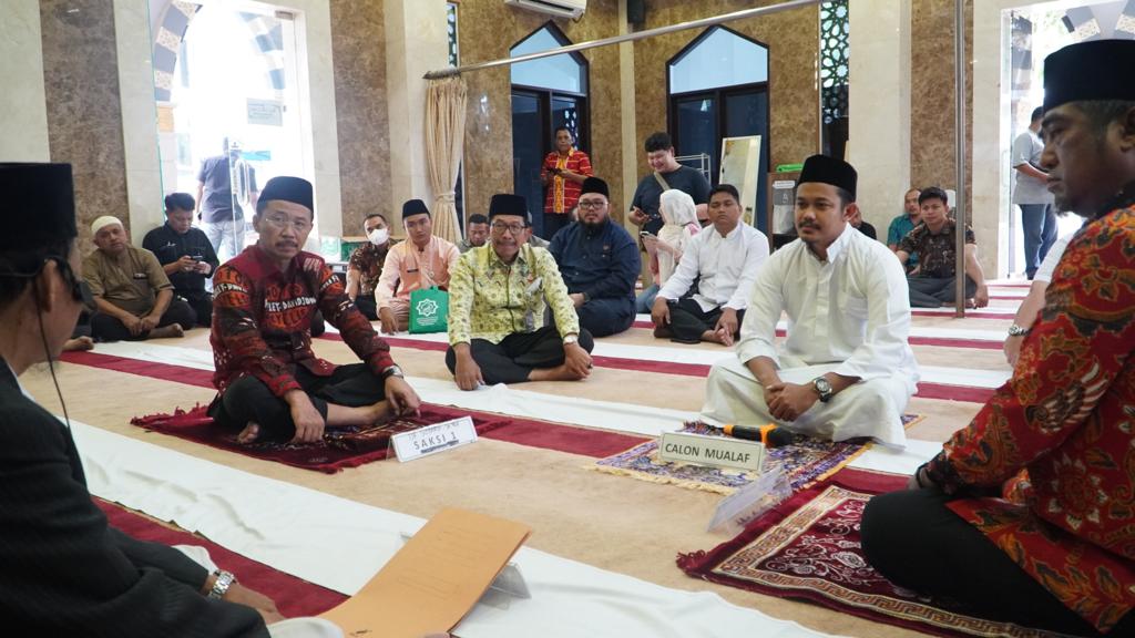 Disaksikan Kajati Riau, Daniel Sah Peluk Agama Islam