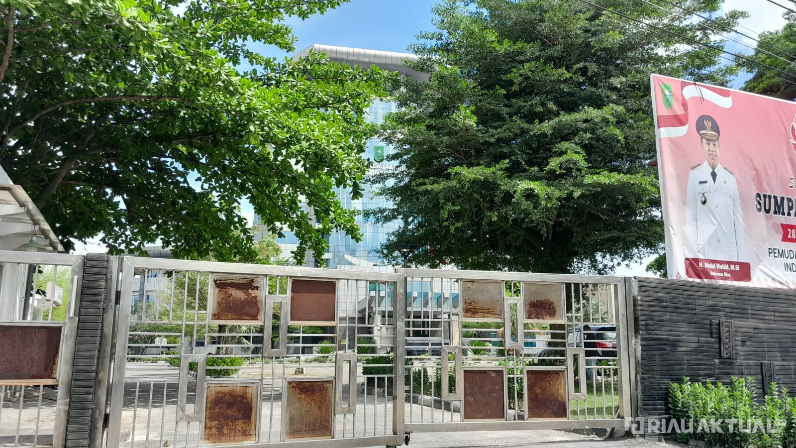 Digeledah KPK, Gedung Dinas PUPR-PKPP Riau Ditutup Total