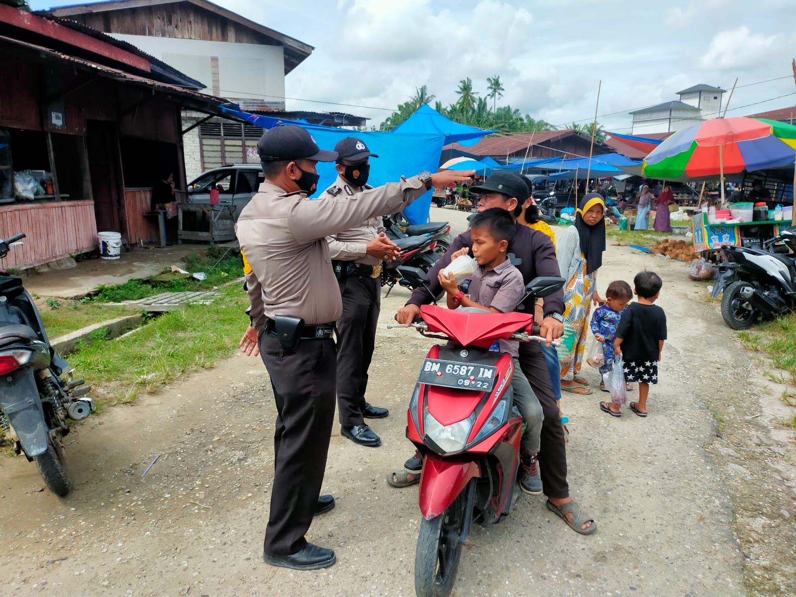Cara Personil Polsek Bunut Ayomi Masyarakat, Patroli Jalan Kaki Ingatkan Prokes