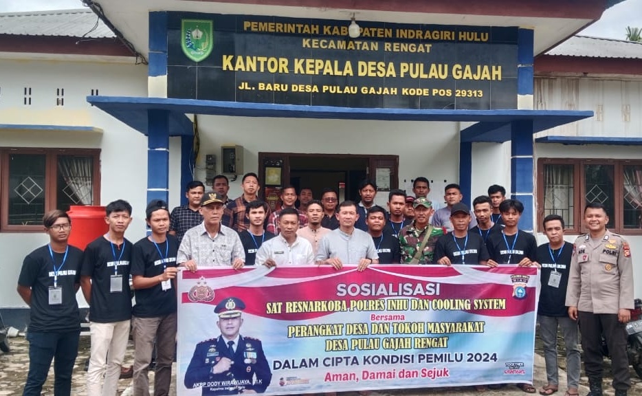 Seberangi Sungai Indragiri, Satres Narkoba Polres Inhu Sosialisasi Pemilu Damai di Pulau Gajah