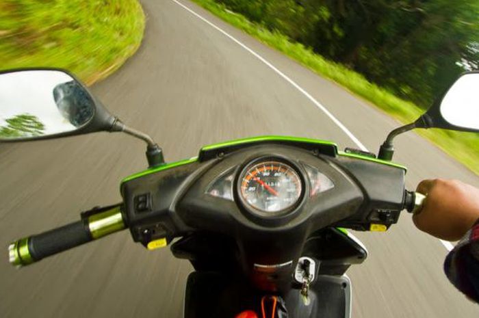 Ingat ! Jangan Lakukan Ini saat Berkendara Skutik di Turunan