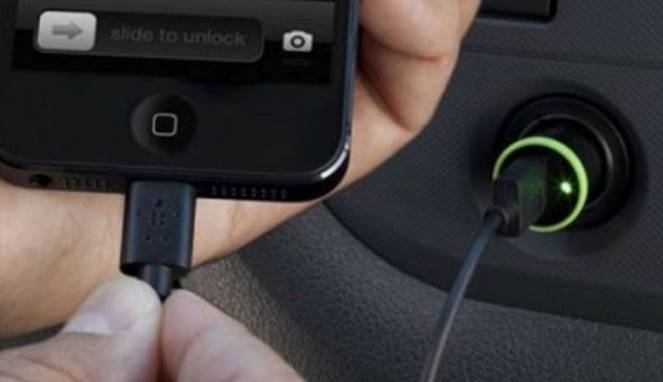 Benarkah Isi Baterai HP di Mobil Berbahaya?