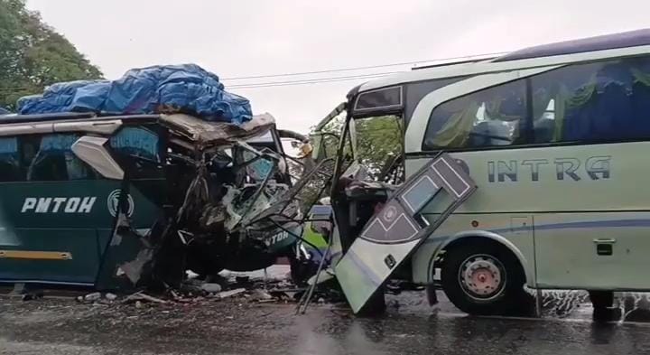 2 Bus Laga Kambing di Lintas Rohil, 2 Penumpang Luka Berat