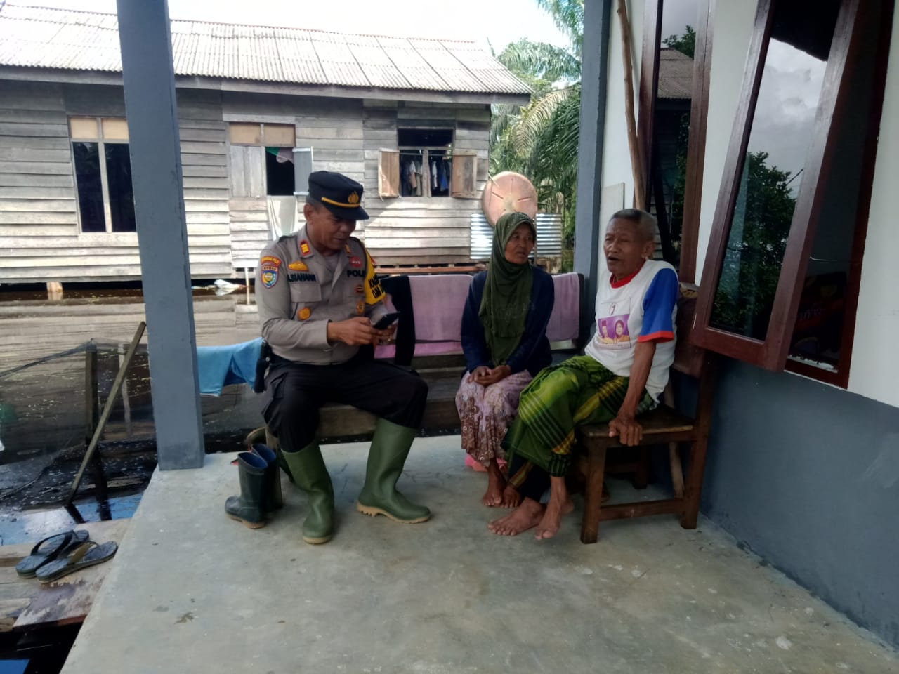 Bersama Tokoh Agama, Sat Binmas Polres Inhu Berikan Trauma Healing Pada Korban Banjir