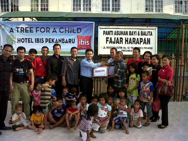 Hotel ibis Pekanbaru Rayakan Ulang Tahun Bersama Anak Panti Asuhan
