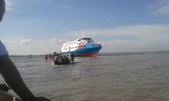 Kapal Dumai Line 3 Kandas di Tanjung Sekodi Bengkalis