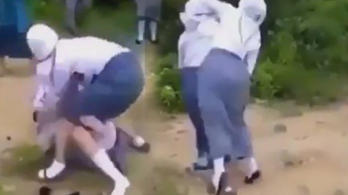 Astaga, Geng Cewek SMA Ini Tampar dan Paksa Buka Jilbab Temannya Lalu Unggah ke Instagram