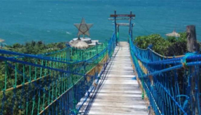 Berfoto di Atas Batu Karang Bersama Keindahan Pantai Siung