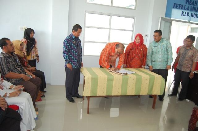 Junaidi Serahkan Jabatan Kadiskes ke Dahniar