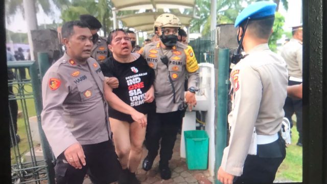Ade Armando Sempat Ditelanjangi di Depan DPR Usai Digebuki Ramai-ramai, Celananya Sampai Hilang