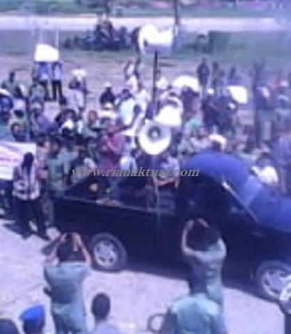 Asal 'Ngomong', Dua Anggota Dewan Didemo Petani