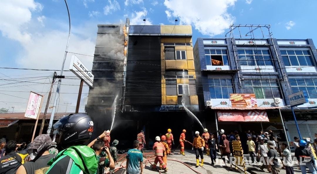 Diduga Akibat Tanki Mobil Bocor, 2 Ruko Jual Ban Kendaraan Hangus Terbakar