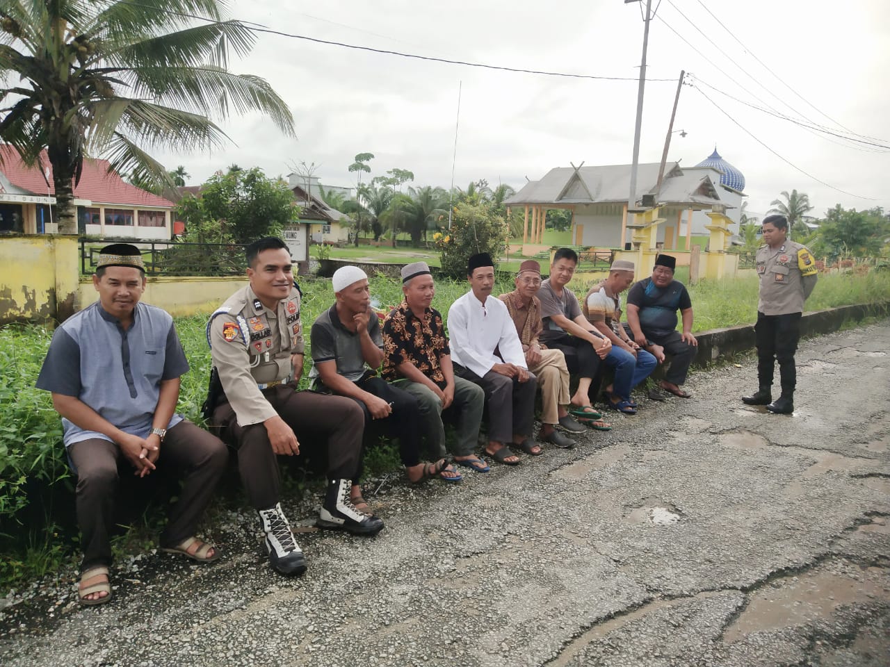Polsek Gaung Sambang Tokoh Masyarakat dalam Rangka Cooling System di Desa Kuala Lahang