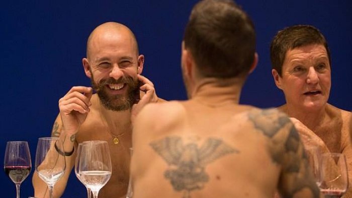 Pengunjung Wajib Bugil di Restoran ini, Berani Makan di Sini?