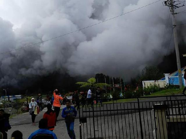 Kawah Sileri Meletus, 10 Orang terluka, Kawasan Wisata di Dieng Ditutup